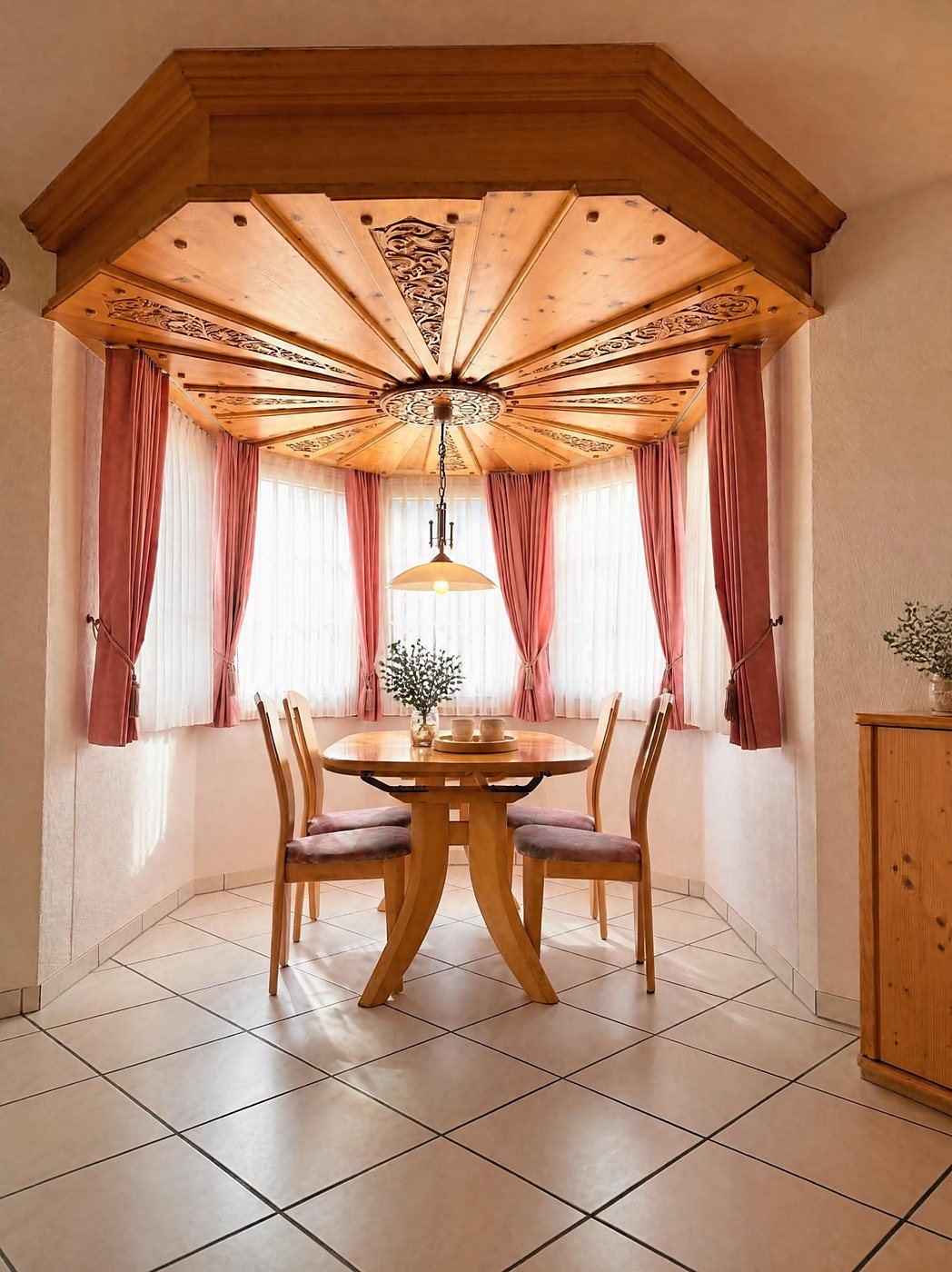 Bovindo con soffitto in legno intagliato